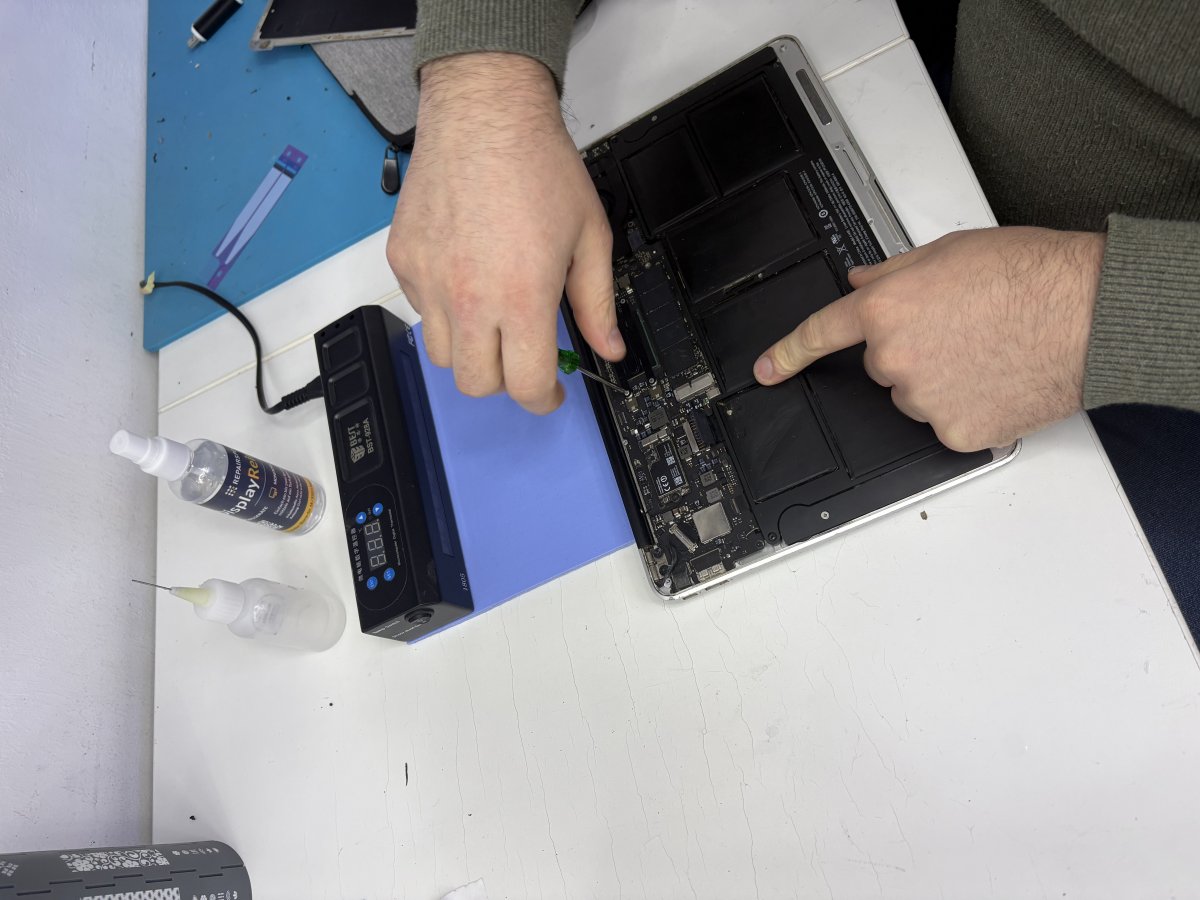 Techniker repariert ein MacBook in einer Werkstatt