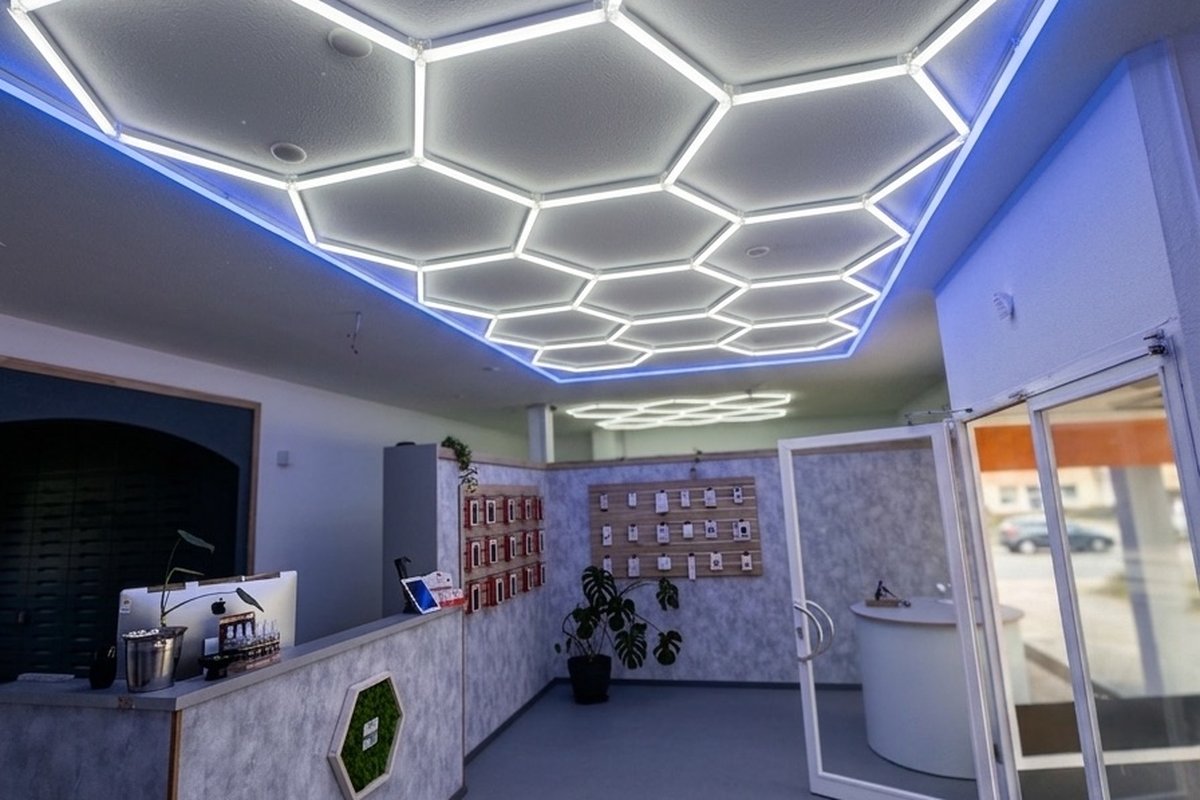 RepairSpot Empfangsbereich mit Hexagon-LED-Beleuchtung
