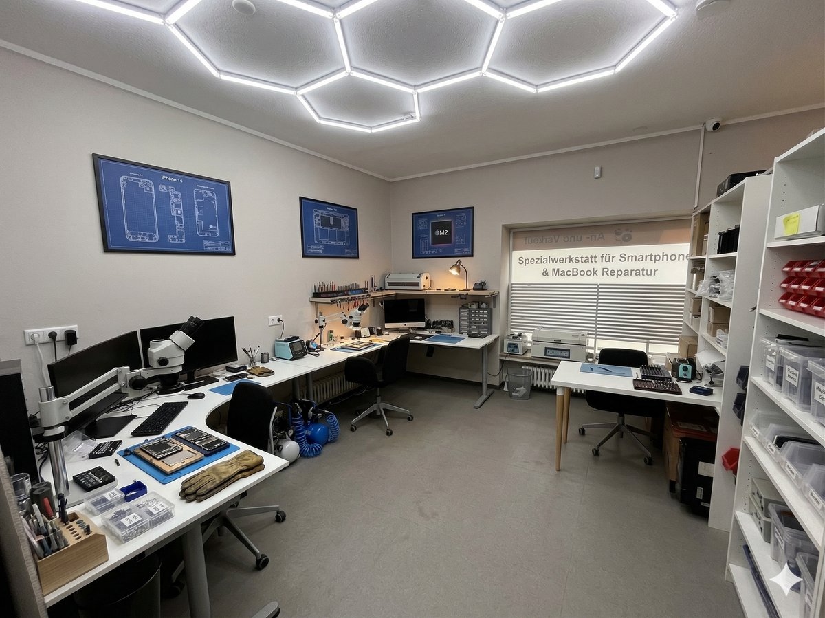 RepairSpot Werkstatt Regensburg — 3 Arbeitsplätze mit Mikroskop und Blueprint-Postern