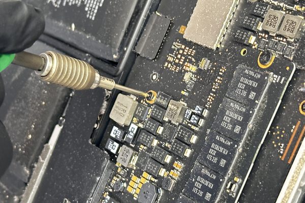 Micro-Soldering auf MacBook Logic Board bei RepairSpot